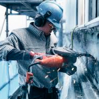 Corte em parede de concreto em Perús